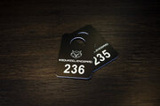 Пластиковый номерок, цвет черный